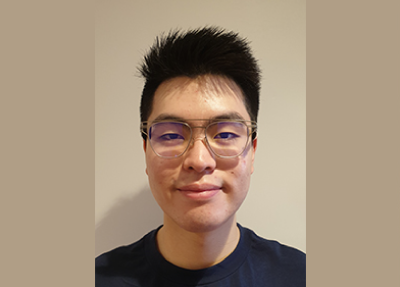Face, Hair, Forehead, Facial expression, Eyebrow, Eyewear, Glasses, Head, Chin, Cheek, Hairstyle, Skin, Eye, Smile, Jaw, Black hair, Portrait, Ear, Vision care, Photography, Glasses
